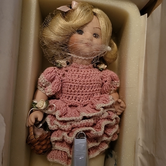 World Gallery Kenlee porcelain numbered doll - Picture 4 of 12